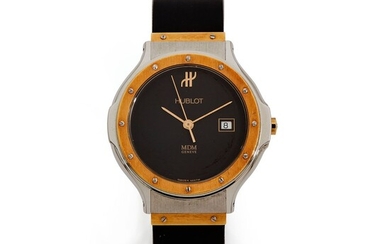 Hublot, MDM, vers 1990 Une montre en plaqué or et acier reprenant la forme d'un...