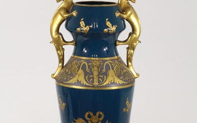 Important vase en porcelaine à décor doré sur fond bleu de chardons, de cygnes et...
