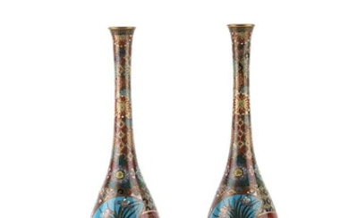 JAPON , XIXe siècle Paire de vases en émaux cloisonnés à décor polychrome d’éventails et...