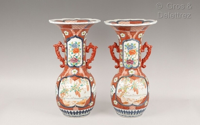 Japon, vers 1920 Paire de grands vases à ouvertures floriforme en porcelaine, à décor imari...