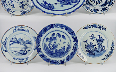 Lotto composto da otto piatti e un vassoio in porcellana bianca e blu con decori floreali e paesaggi Cina, secolo…