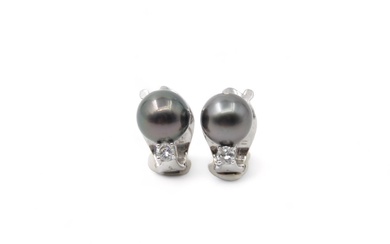 MIKIMOTO Paire de boucles d’oreilles ornée d’un diamant d'environ 0,1 carat surmonté d'une perle de...