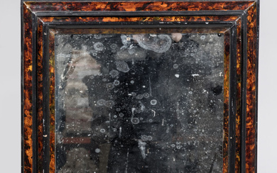 MIROIR à profil inversé en bois laqué à l'imitation de l'écaille. Style Louis XIV, époque XIXème siècle. 88 x 66 cm.