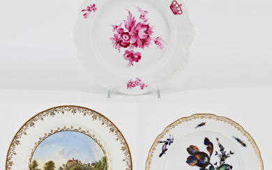 Manfattura di Meissen, secolo XIX. Lotto composto da tre diversi piatti in porcellana di cui uno decorato a paesaggio, uno…