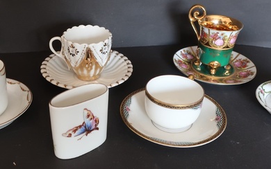 Mixed lot 5 demitasse cups with saucers (1 x damaged),...