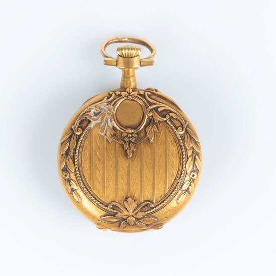 Montre de col en or à décor Louis XVI, le cache-poussière également en or. Fin...