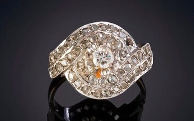 OLD RING OF DIAMONDS WITH A CENTRAL ONE OF 0.10 CT.APROX. On a frame of 18k white gold. Price: 200,00 Euros. (33.277 Ptas.)