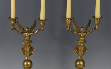 PAIRE DE GRANDS CANDELABRES en bronze doré, à décor de Victoires ailées portant les deux...