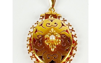 PENDENTIF Napoléon III en or jaune 750°/°° ciselé orné d’une perle bouton. PB.6,16grs.