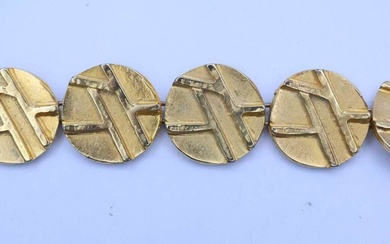 PIERRE CARDIN Bracelet en métal doré à décor de cinq disques ciselés long 19 cm...
