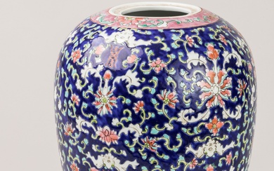 POT à GINGEMBRE en porcelaine à riche décor floral polychrome sur fond bleu. Chine, XXe...