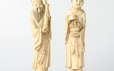 Paar figuren. China. Ca. 1900. Gesculpteerd en deels zwart getint ivoor. Met voorstelling van een vrouwelijke