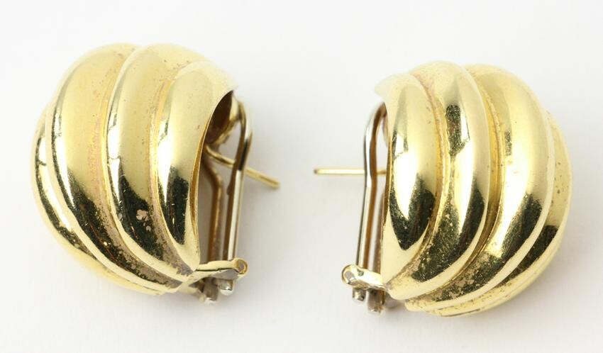 Pair of Ladies 18k Gold Earrings