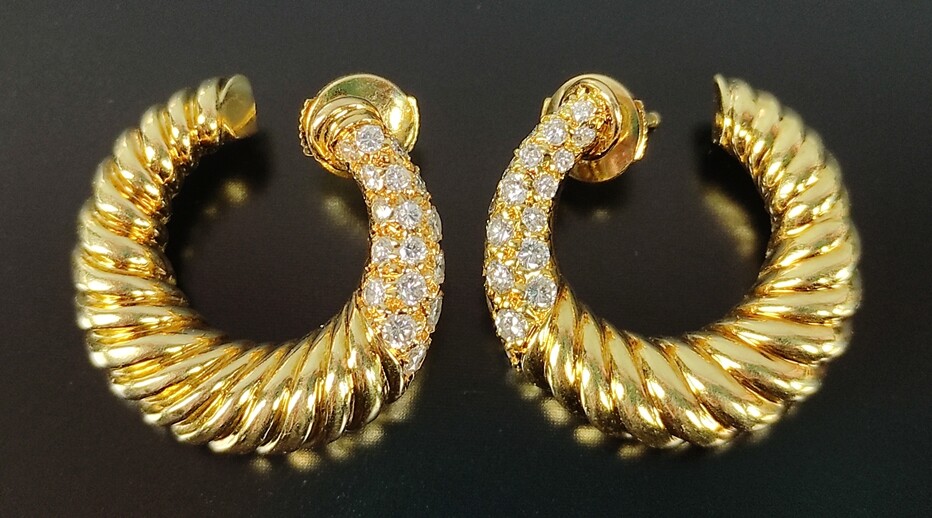 Pair of stud earrings, creoles set with diamonds, 12 each, together about 1ct, diameter about 2cm