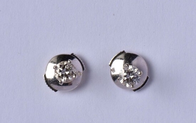 Paire de clous d'oreilles en or gris 18K (750/oo) ornés chacun d'un diamant taille brillant...