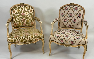 Paire de fauteuils à la Reine en bois mouluré et laqué, le dossier à décor...