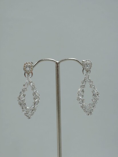 Paire de pendants d'oreilles en forme de... - Lot 236 - Copages Auction Paris