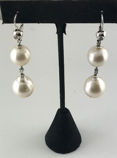 Paire de pendants d'oreilles en or gris 750°/°° ornés en pampille de deux perles de...