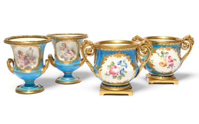 Paire de petits vases de Sèvres montés en bronze doré, 2e moitié du 18e siècle,...
