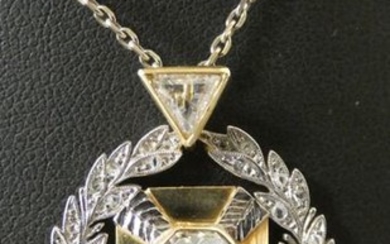 Pendant and its chain in yellow and white...