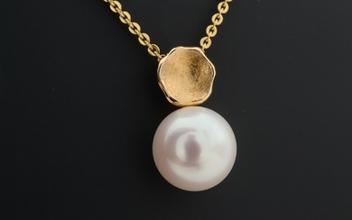 Pendant with freshwater cultured pearl of 14 kt. gold, plus a chain of gilded sterling silver