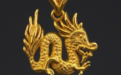 Pendentif de style Extrême-Orient en or jaune 750, en forme de dragon. 2,7 x 2,4...