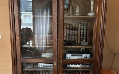 Petite vitrine de style Louis XVI en bois... - Lot 236 - Kâ-Mondo