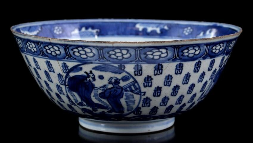 Porcelain bowl with blue depiction of a seated figure