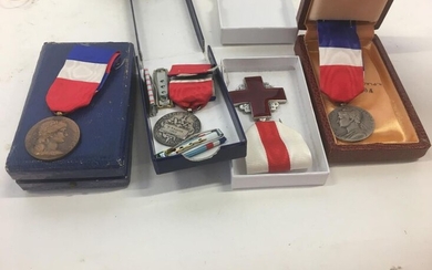 Quatre médailles dont croix rouge, médailles... - Lot 36 - Richard Maison de ventes