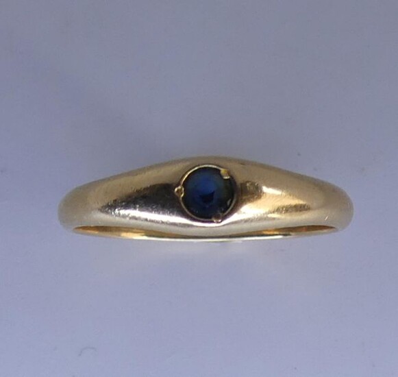 RING yellow gold and small sapphire ring in gem-setting. Gross weight 2 g TDD 49