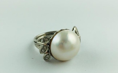 Ring in 18 K white gold with pearl and diamonds