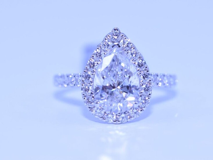 Ring in 18ct white gold with a beautiful Pear shape...