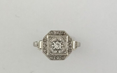 Ring in white gold 750°/°°° and platinum set with a TA diamond in a setting of roses, Circa 1935, Gross weight: 2,41g