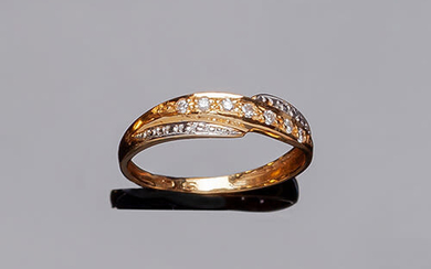 Ring in yellow gold, decorated with three crossed stripes...