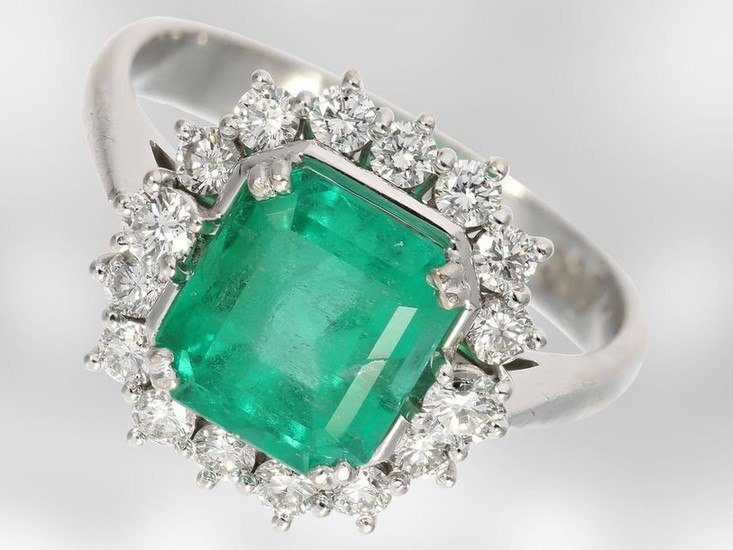 Ring: white gold emerald ring with diamonds, total...