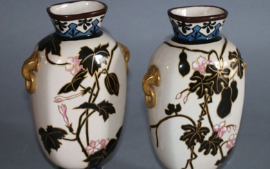SARREGUEMINES - Paire de vases en faïence émaillée et dorée à décor floral japonisant. Fin...