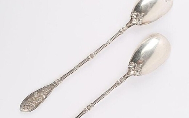 Silver salad servers, the handle is decorated with fluting embellished with crossed ribbons and alternating leafy staples, they are finished with two flowered branches joined by a knot.