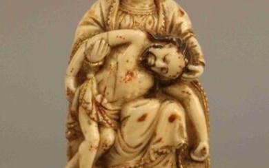 Small PIETA in carved ivory, partially polychrome and gilded, Indo-Portuguese work from Goa from the beginning of the 18th century. Moulded black wood base. Total height : 11 cm