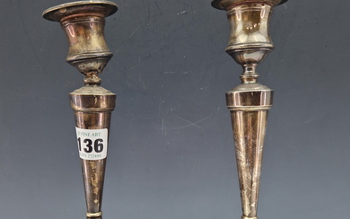 PAIR OF SILVER CANDLESTICKS, THE TALLER BY WILLIAM HUTTON AND SONS, LONDON 1907. H 19.5cms