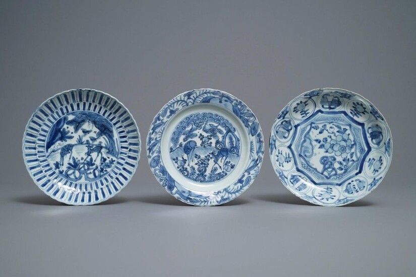 Three Chinese blue and white kraak porcelain 'deer'...