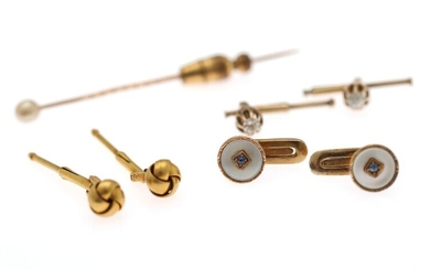 SOLD. Three pair of gold dress studs and a pin. (7) – Bruun Rasmussen Auctioneers...