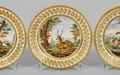 Trois assiettes Biedermeier avec scènes animalières Forme ronde. Dans un médaillon en miroir légèrement creusé...