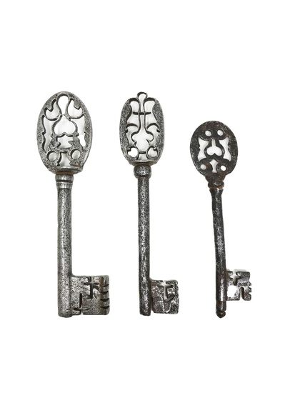 Trois clés. 15, 7 - 15, 7 - 14, 01 cm - Lot 36 - Art Richelieu