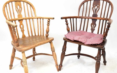 Two 19th century elm seated Windsor chairs (2).Condition Report There...