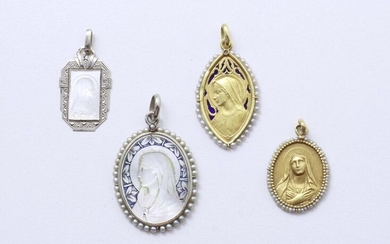 Two-tone gold 750 thousandths lot, consisting of 4 religious pendants depicting the Virgin Mary, 2 of which are decorated with engraved mother-of-pearl plaques. They are enhanced with small seed pearls, enamel and diamond roses. French work, partly...