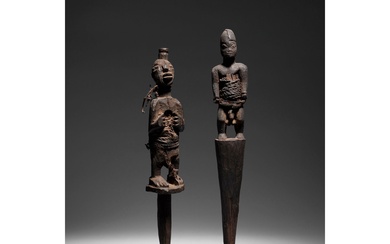 Un lot réunissant deux très anciennes statuettes piquets vaudou masculines d’envoutement et de contrôle sculptées...