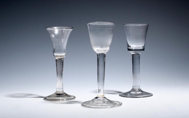 Un verre à gin et deux petits verres à vin vers 1730-40, le gin avec...