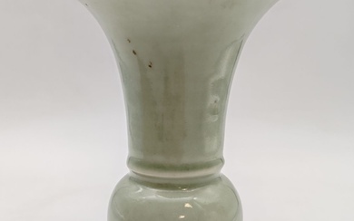 Vase de forme Gu en porcelaine céladon, Chine,... - Lot 36 - Ader