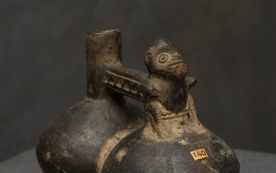 Vase décoré d'un singe Assis sur la panse,… Calendrier Art Précolombien - Art d’Asie - Nouvelle… Lot n° 36