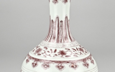 Vase en porcelaine chinoise à décor floral rouge à l'oxyde de fer. Marque au bas...